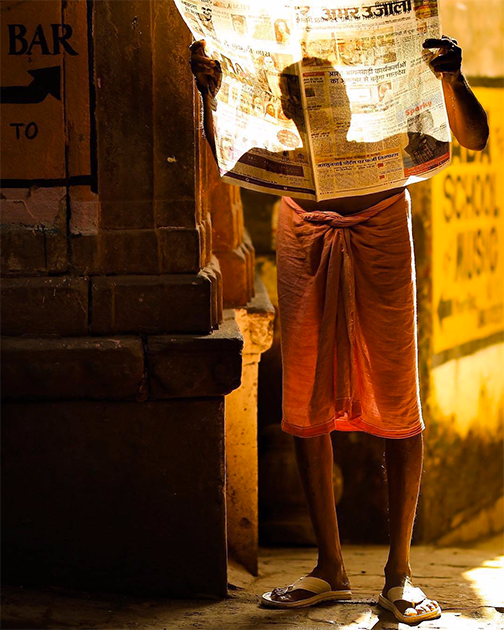 Этот любопытный снимок — результат охоты фотографа на свет и тень. Читающий газету человек в золотых лучах стал для него идеальным фотогероем.