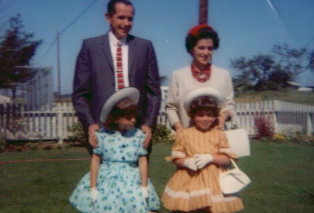 Дуглас Гренстед вместе с женой Барбарой и двумя дочерьми: Бет (слева) и Линн (справа)