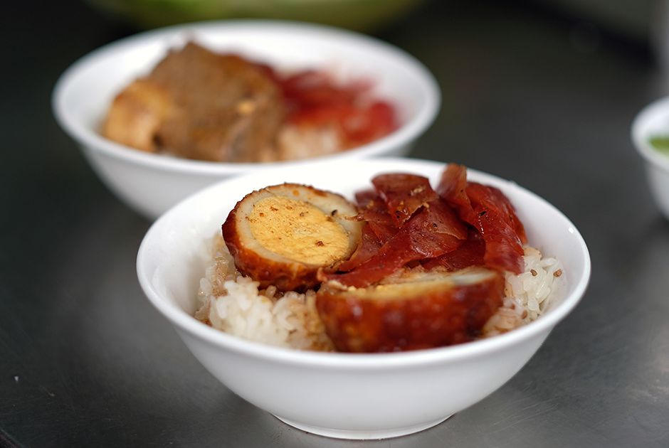 Еще одно популярное блюдо вьетнамского стритфуда — клейкий рис. Его подают с разнообразными ингредиентами, но чаще всего — с мясом и яйцом. Другие популярные вариации: с арахисом, с приготовленным на пару цыпленком, с бобами мунг и с дольками кокоса. 