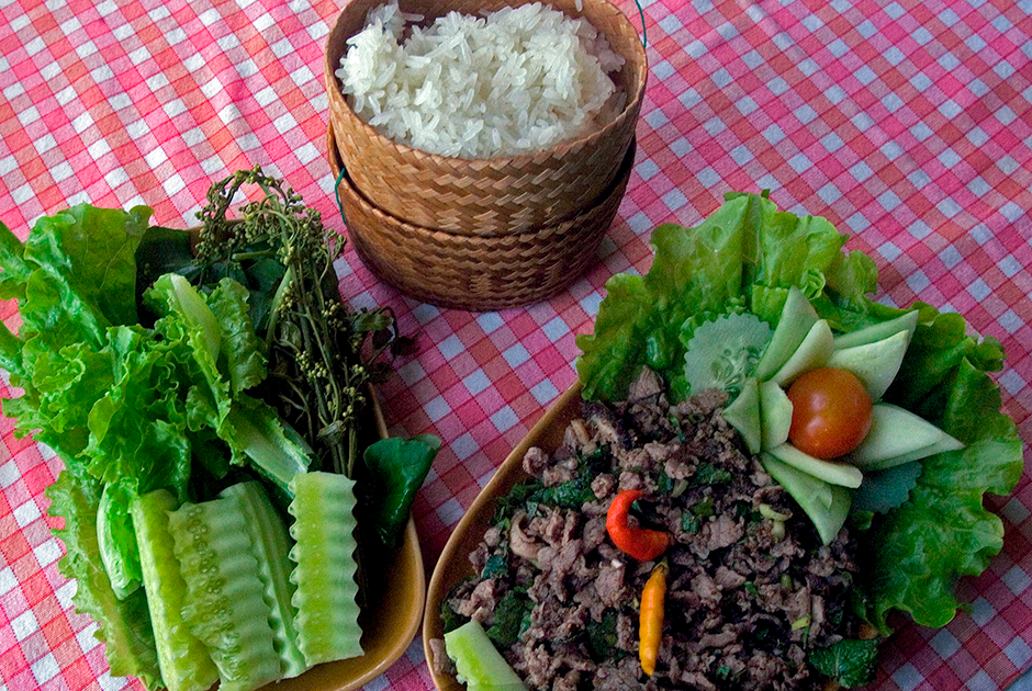 Самое популярное блюдо Лаоса известно сразу под несколькими именами: ларб, ларп или лаап. Эта острая смесь из маринованного мяса или рыбы (на фото справа), овощей, различных комбинаций галангала (голубой имбирь) и рыбного соуса. Есть мнение, что ларб имеет свойства афродизиака. Его подают с рисом и едят руками. Лаосская кухня популярна не только внутри страны, но и в северных районах Таиланда.