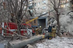 Обрушение многоэтажки в Магнитогорске Под завалами остаются десятки людей