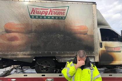 Полицейские в Кентукки приуныли до слез от вида сгоревшего грузовика с пончиками