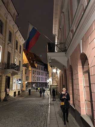 В центр Таллина запрещен въезд не резидентам, поэтому машин практически нет. Узкие улочки, брусчатка, старинные дома, российские флаги и надписи: «Мы говорим по-русски». Если тут и не любят потомков оккупантов, то всегда готовы на них заработать. 