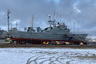 Напоминанием о том, что Ноблесснер — это не только клубные дома, но и верфи напоминают военные катера ВМС Эстонии, которые стоят на берегу на закрытой и охраняемой территории. 