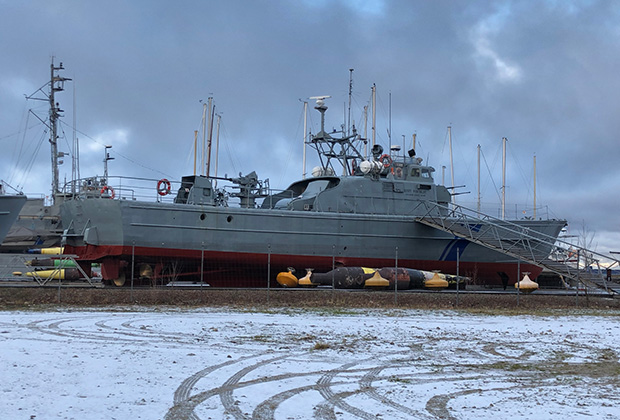 Напоминанием о том, что Ноблесснер — это не только клубные дома, но и верфи напоминают военные катера ВМС Эстонии, которые стоят на берегу на закрытой и охраняемой территории. 
