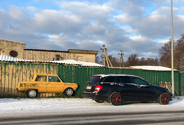 Напоминание о советском прошлом Сааремаа служат, прежде всего, старые грузовики и трактора, которые встречаются то тут, то там. Легковых машин советского производства почти нет, хотя Эстония славится своей мощной ретро-культурой. Этот располовиненный ЗАЗ-968М на стене местного сервиса — единственный встретившийся нам пришелец из прошлого. 