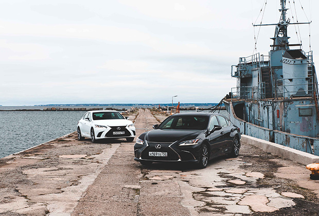 Lexus ES нового поколения предлагается в двух версиях: обычной и F-Sport (белая машина). 
