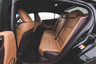 В силу того, что Lexus ES — одна из немногих переднеприводных машин в классе, он обладает большим по сравнению с большинством конкурентов запасом пространства на втором ряду. При этом к услугам задних пассажиров есть и своя зона климата с кнопками управления в подлокотнике, и пульт управления мультимедиа-системой, и возможность наклонить спинку дивана.  