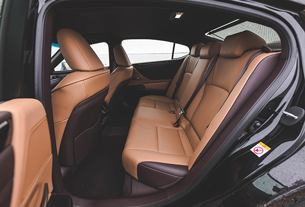 В силу того, что Lexus ES — одна из немногих переднеприводных машин в классе, он обладает большим по сравнению с большинством конкурентов запасом пространства на втором ряду. При этом к услугам задних пассажиров есть и своя зона климата с кнопками управления в подлокотнике, и пульт управления мультимедиа-системой, и возможность наклонить спинку дивана.  