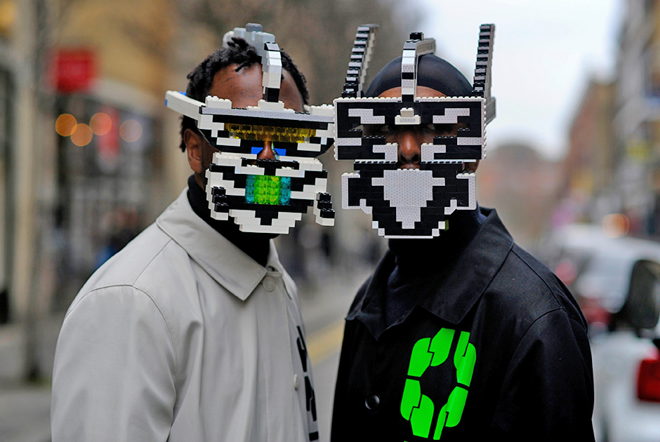Люди в масках из деталей Lego от марки Bwoy Wonder всегда вызывают повышенный интерес стрит-фотографов. Впрочем, на Лондонской неделе моды они и не такое видали.
