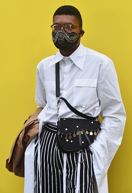 Хочешь, чтобы тебя заметили искушенные лондонские стрит-фотографы? Надень вышитую маску-респиратор и возьми с собой диоровскую сумку-«седло».