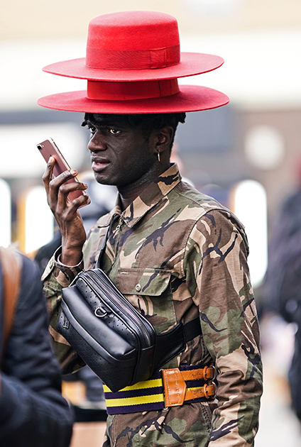 Красная шляпа-канотье не останется незамеченной в толпе, а две шляпы, надетые одна на другую, сделают своего владельца незабываемым. Особенно если в остальном он выглядит, как участник неудавшегося военного переворота в Габоне.