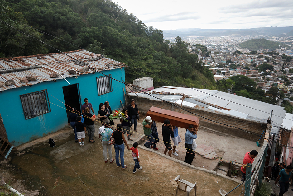 В последние месяцы 2018 года сотни соотечественников гондурасца Рональдо Бьянко двигались в сторону мексикано-американской границы. В составе тысячного мигрантского каравана они отправились в долгое путешествие в надежде получить убежище в США. Пока они шли к своей цели, тело Бьянко лежало недалеко от его дома в столице Гондураса Тегусигальпе.