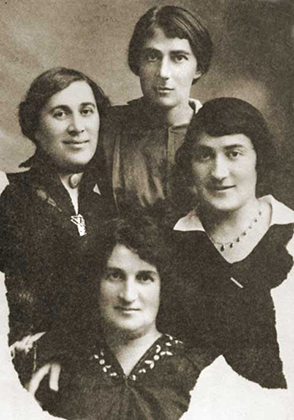 Рахель Блувштейн (вверху) с сестрами Батшевой, Бертой и Лизой в России, около 1915 года