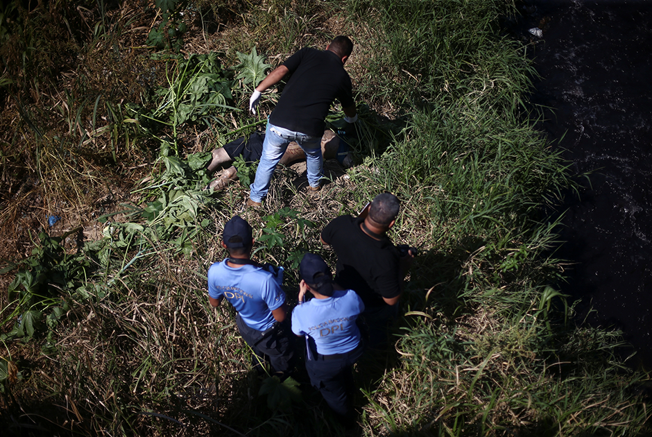 Полицейские у тела похищенного и убитого в Сан-Педро-Суле мужчины