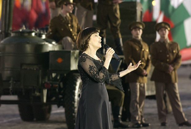 Мирей Матье во время выступления в честь Дня Победы на Красной площади в Москве, 2005 год