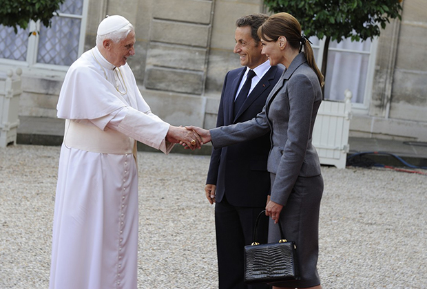 Карла Бруни с мужем, президентом Николя Саркози, встречает папу Римского Бенедикта XVI, 2008 год