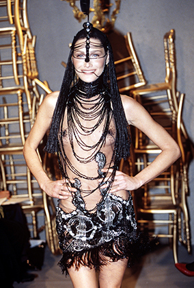 Карла Бруни на показе Dior, 1997 год