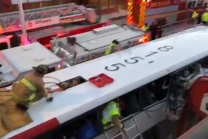 Переполненный автобус на полном ходу протаранил остановку в Канаде