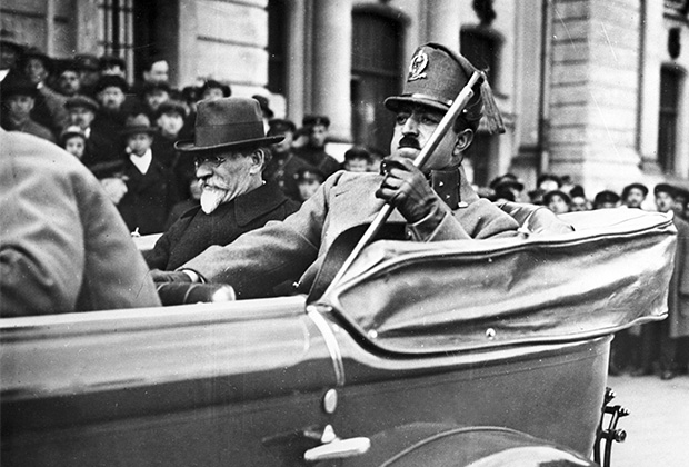 Король Афганистана Аманулла-хан во время визита в СССР. Слева — председатель Президиума Центрального Исполнительного Комитета СССР Михаил Калинин. Москва, май 1928 года