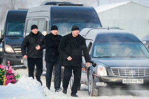 Проводили по-королевски На похороны авторитетов в России собираются целые города. Чем они это заслужили?