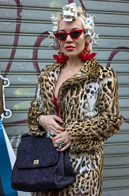 Леопардовое пальто, бигуди... для идеального образа гостье недели моды не хватает только джентльмена в малиновом пиджаке. 