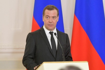 Медведев пожаловался на слишком длинные новогодние праздники