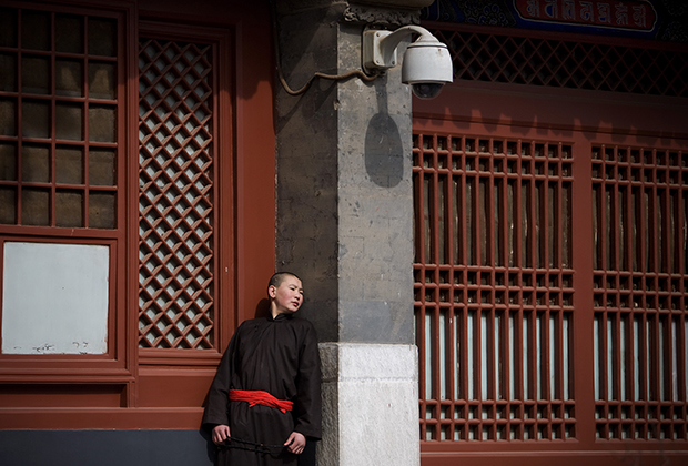 Китаец под камерами слежения в пекинском буддистском храме