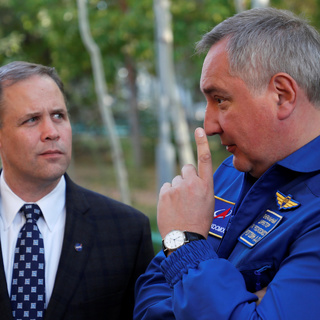 Глава НАСА Джим Брайденстайн и директор «Роскосмоса» Дмитрий Рогозин