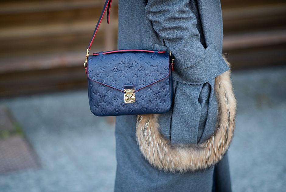 Если в начале «нулевых» для того, чтобы выглядеть модным парнем, достаточно было просто сумки Louis Vuitton, то сейчас нужно дополнить ее каким-нибудь экстравагантным пальто с карманами, отороченными натуральным мехом. Ну, или чем-нибудь в этом роде.
