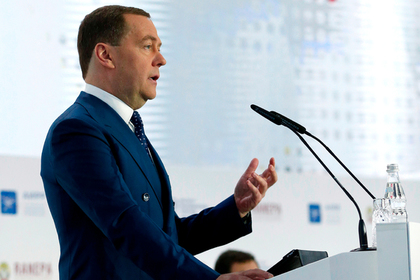 Медведев пообещал облегчить жизнь российскому бизнесу