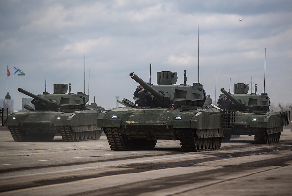 В 2019 году начнутся государственные испытания танка с необитаемой башней Т-14 «Армата». В общей сложности в период с 2019 по 2021 год российские военные должны получить 132 единицы Т-14 и боевых бронемашин Т-15, созданных на платформе «Армата».Всего в 2019 году российские военные ожидают получить около 4,2 тысячи единиц автомобильной и бронетехники, а также 1,5 тысячи современных образцов ракетно-артиллерийского вооружения.