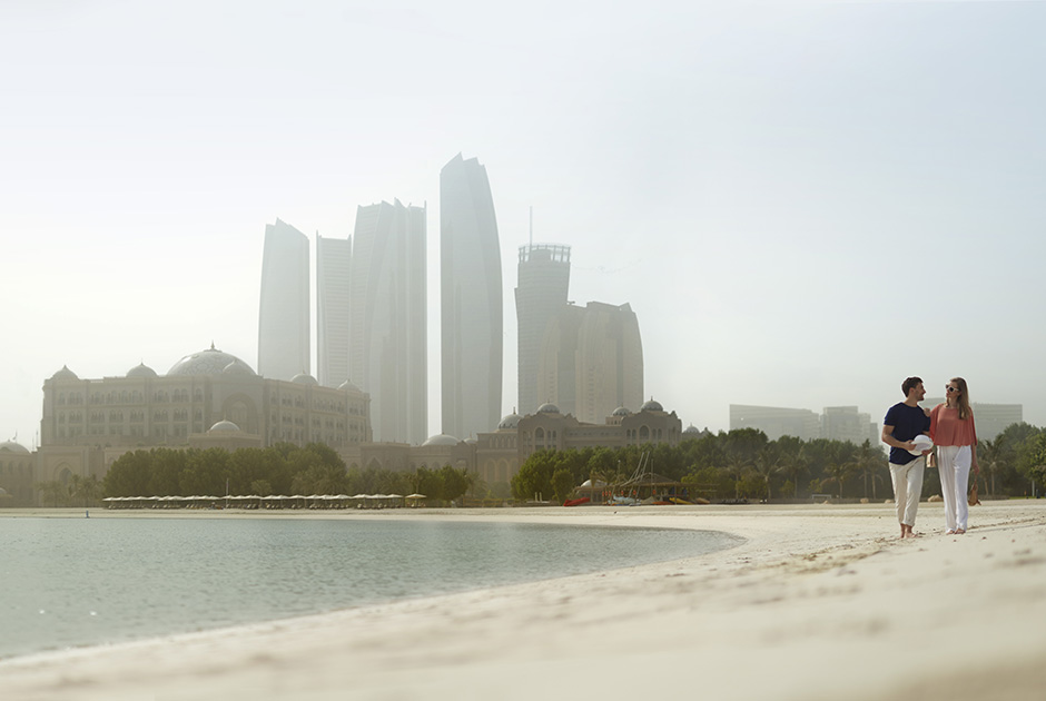 Абу-Даби славится береговой линией общей протяженностью около 400 километров, а песок столь белоснежный, что его можно принять за сахар. Чтобы сохранить пляж в идеальном состоянии, его чистят каждую ночь от мусора. 
