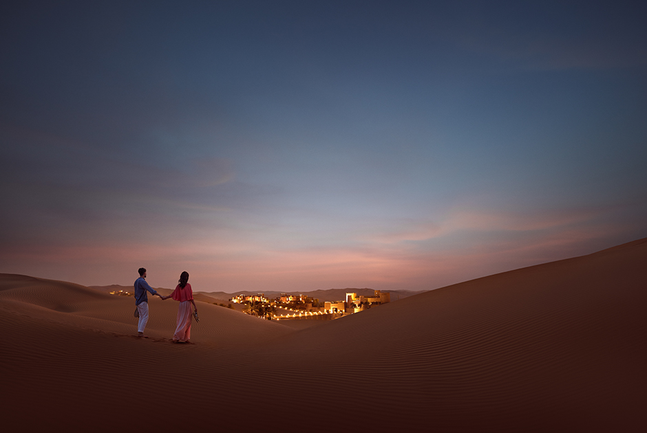 Отели в Абу-Даби могут располагаться прямо посреди пустыни Лива, одной из самых крупных сплошных песчаных пустынь мира. Таким образом, гости могут наслаждаться не только богатым интерьером в традиционных песчано-багровых и бронзовых тонах, но и окружающим пейзажем.
 
