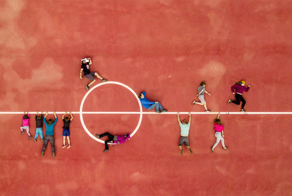 Фрэн Арнан — любитель поснимать различные сюжеты на баскетбольных площадках с высоты птичьего полета. Эту фотографию он сделал на площадке в Каталонии и назвал ее «Веселая семья».