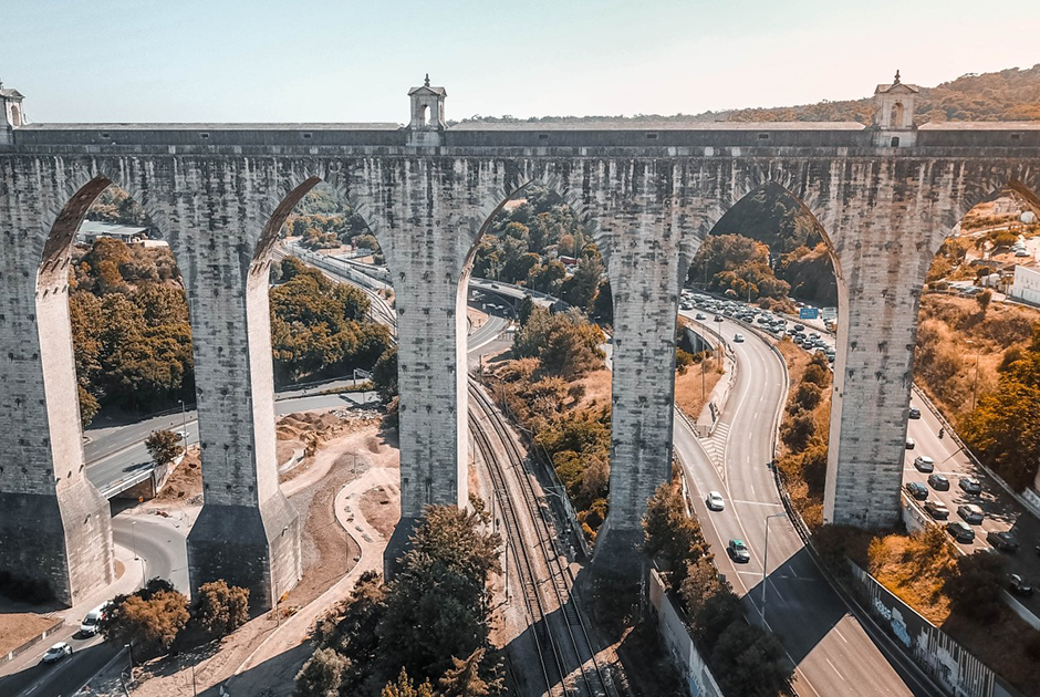 Знаменитый акведук Агуас Ливрес, что в переводе с португальского означает «свободные воды», был построен в Лиссабоне в 18 веке, и по сей день считается инженерным произведением искусства.