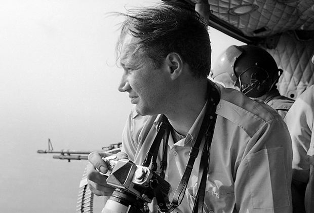 Фотокорреспондент Эдди Адамс в вертолете над Сайгоном, 1968 год