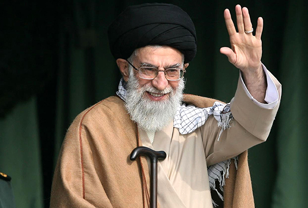 Хаменеи почти постоянно пользуется тросточкой, но для большинства выходов на люди предпочитает достаточно скромные и не вычурные варианты. 