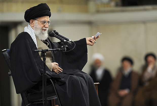 Аятолла — большой любитель плащей из верблюжьей шерсти, которые традиционно носят иранские священники. Чаще всего Хаменеи появляется в одежде черного цвета, но самые дорогие накидки в его коллекции — белые.