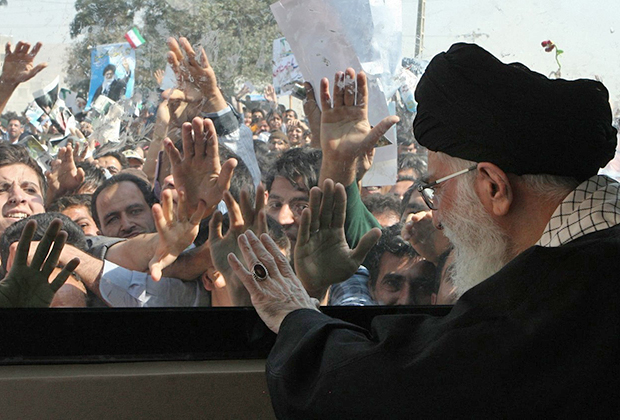 Несмотря на то что в гараже рахбара хватает бронированных иномарок, Хаменеи часто предпочитает передвигаться в автобусе, дабы поддержать имидж близкого к народу лидера. 