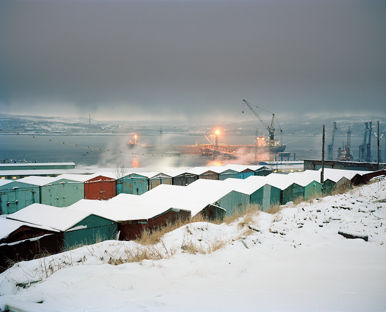 Автор проекта «Меньше единицы» родился в Таллине в 1980 году, в настоящее время живет в Москве и в Риге. Гронский работает профессиональным фотографом с 1998 года. 