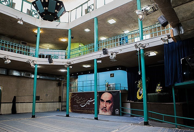 А это для сравнения резиденция аятоллы Хомейни Джамаран, в которой он жил с 1979 по 1989 годы. Общая площадь дома не превышала 200 квадратных метров. Сейчас Джамаран превращен в музей. 