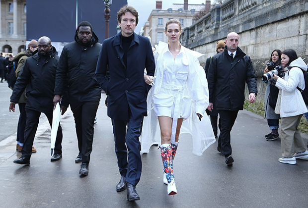 Наталья Водянова с партнером Антуаном Арно на показе Louis Vuitton в Париже, январь 2019 года