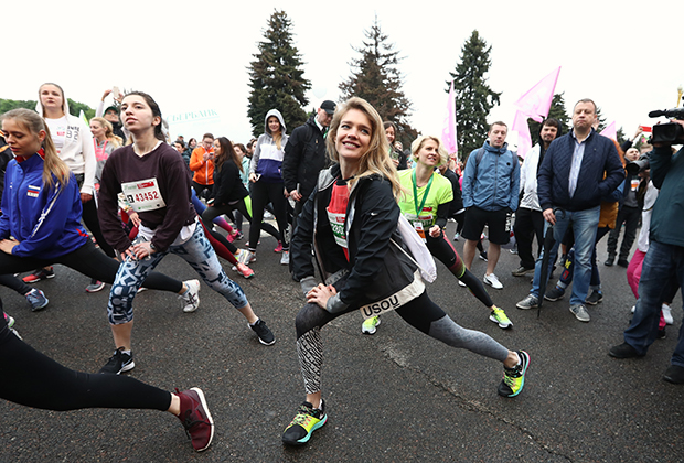 Водянова на первом благотворительном Зеленом марафоне «Бегущие сердца» в Москве