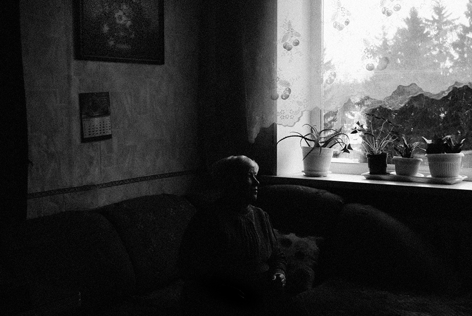 Сейчас Зинаиде Александровне 79 лет. Она встретила войну и блокаду во Всеволожске, была эвакуирована в 1943 году, вместе с матерью и другими детьми, которых приютила ее семья. Эвакуация проходила по Ладоге. Вся семья села в одну машину. Зинаида Александровна помнит, что никакого страха не было.
Она была слишком мала, чтобы страшиться происходящего, но сейчас вспоминать жутко. 
