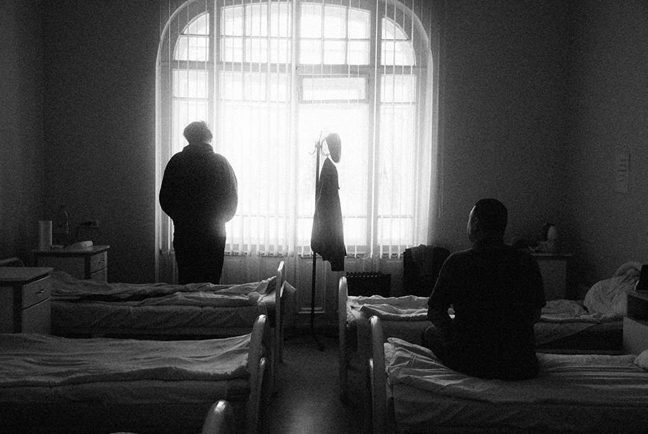Пациенты больницы в Ириновке смотрят на Дорогу Жизни через окно.
