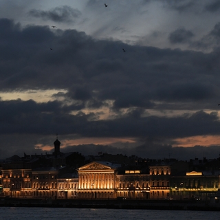 Вид на набережную Невы и Зимний дворец в Санкт-Петербурге