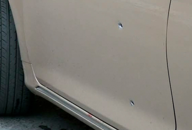 Пулевые пробоины в дверцах золотистой Toyota Camry Романа Оглы