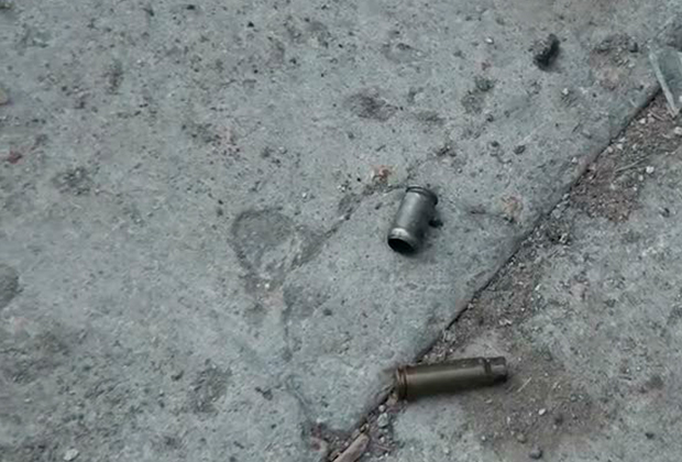 Обнаруженные гильзы от травматического пистолета и карабина «Вепрь»