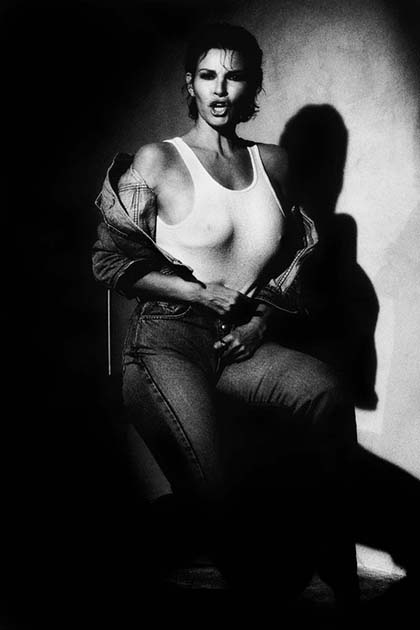 Ракель Уэлч — секс-символ 1970-х годов, снявшаяся в картинах «Чудовище», «Миллион лет до нашей эры» и «Три мушкетера: Подвески королевы». 